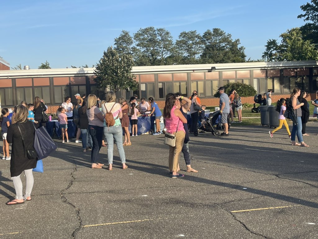 SummitLane_ES's tweet photo. Summit Lane PTA Welcome Back Social. Thank you PTA for organizing such a great evening. https://t.co/EbcqEAAgaE