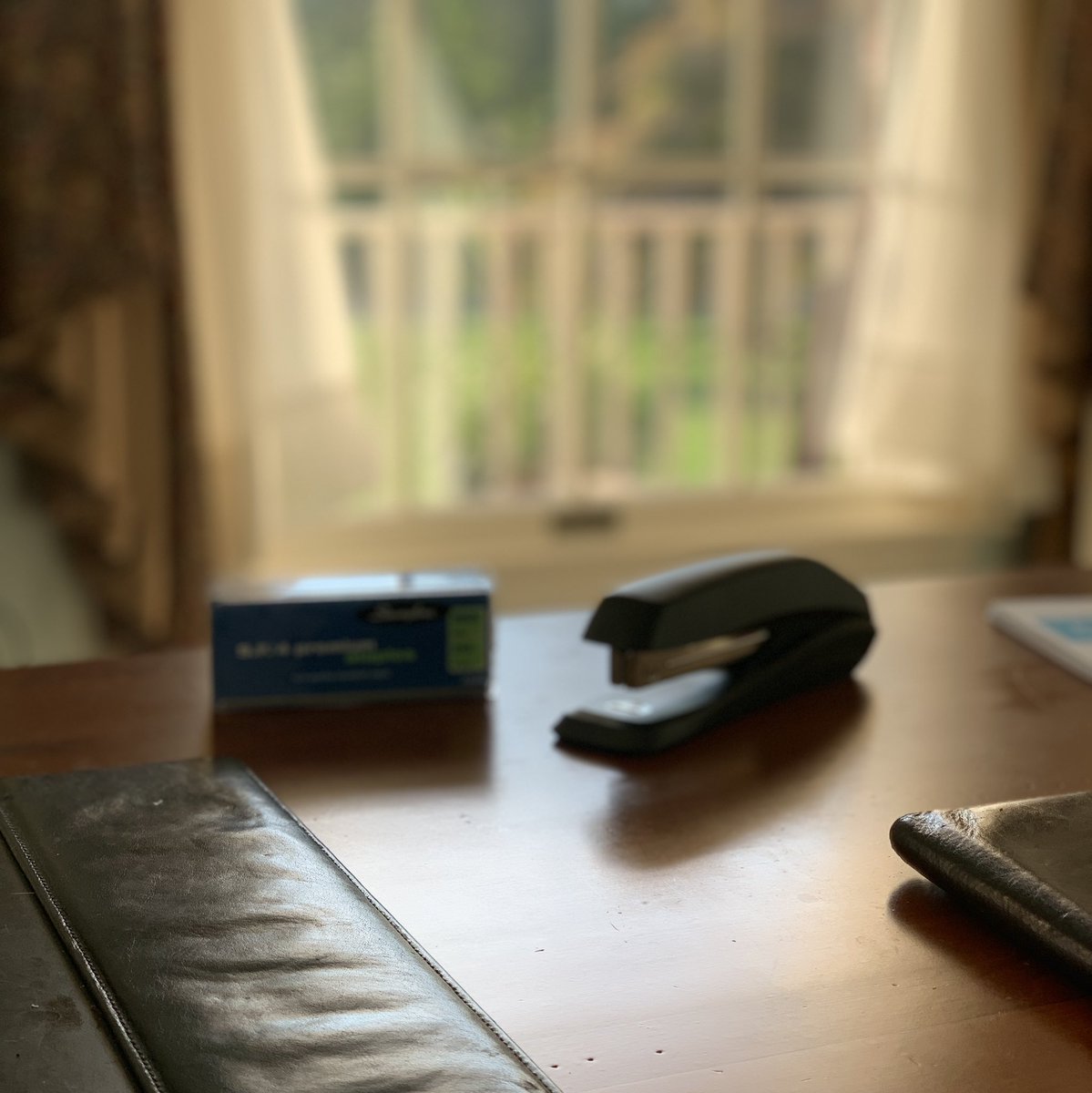 joe_charles's tweet image. I honestly can’t remember the last time I needed to staple something. Odd feeling this afternoon…  #stapling #stapler