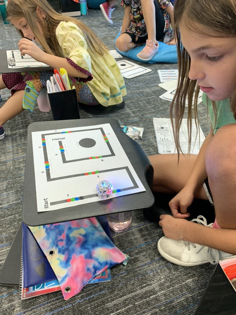 MarciBowerman's tweet photo. Ozobots are always the best but when you have @legitmrswhitt helping, it doesnβt get any better than that! Kids had fun showing their knowledge of forms of energy in science. @AshleyElem @ci_elem #fisdelemscience @MrsCardell615 https://t.co/tLbD0upKA8