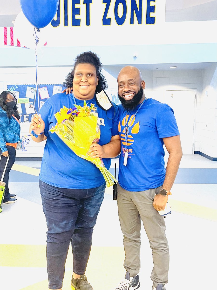 akjohnsonEdS's tweet photo. What a great day!! Congratulations to SGMS Teacher of the Year - Lauren Parker!!!! @LibertyCoSchool @SGTheBestNest @msparker_scifly https://t.co/i1Kxf3RiHu