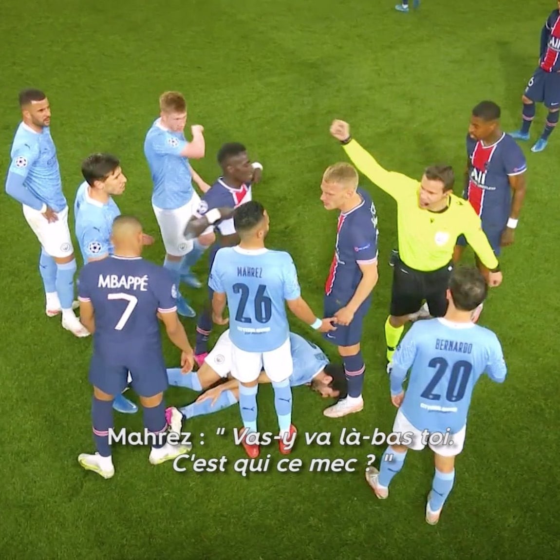 LMDFoot_'s tweet photo. Cet échange entre Mahrez et Bakker lors du dernier PSG-City après une énorme faute de Gueye sur Gündoğan.

Mahrez : "Wallah, il y a faute de fou"

Bakker : "Pourquoi tu demandes faute, tu n'as rien vu"

Mahrez : "Vas-y va là-bas toi ! C'est qui ce mec ?" 😭😭

(via @RMCsport) https://t.co/hEuWSpgbmG