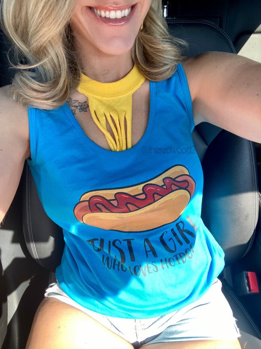 Just A Girl Who Loves Hotdogs 🌭 https://t.co/CuCoJsfLkF