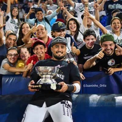 RaulEscobedo7's tweet photo. Se van dos iconos de @SultanesOficial.

@AgustinMurillo1 y @omarios4 entre los mejores de toda la historia del club. Dos profesionales en toda la extensión de la palabra.

El mejor de los éxitos para ambos en lo que viene para sus carreras. https://t.co/hpAeL19uUk