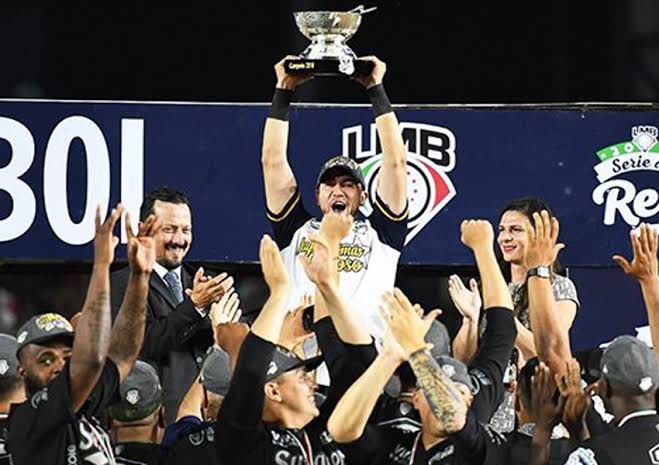 RaulEscobedo7's tweet photo. Se van dos iconos de @SultanesOficial.

@AgustinMurillo1 y @omarios4 entre los mejores de toda la historia del club. Dos profesionales en toda la extensión de la palabra.

El mejor de los éxitos para ambos en lo que viene para sus carreras. https://t.co/hpAeL19uUk