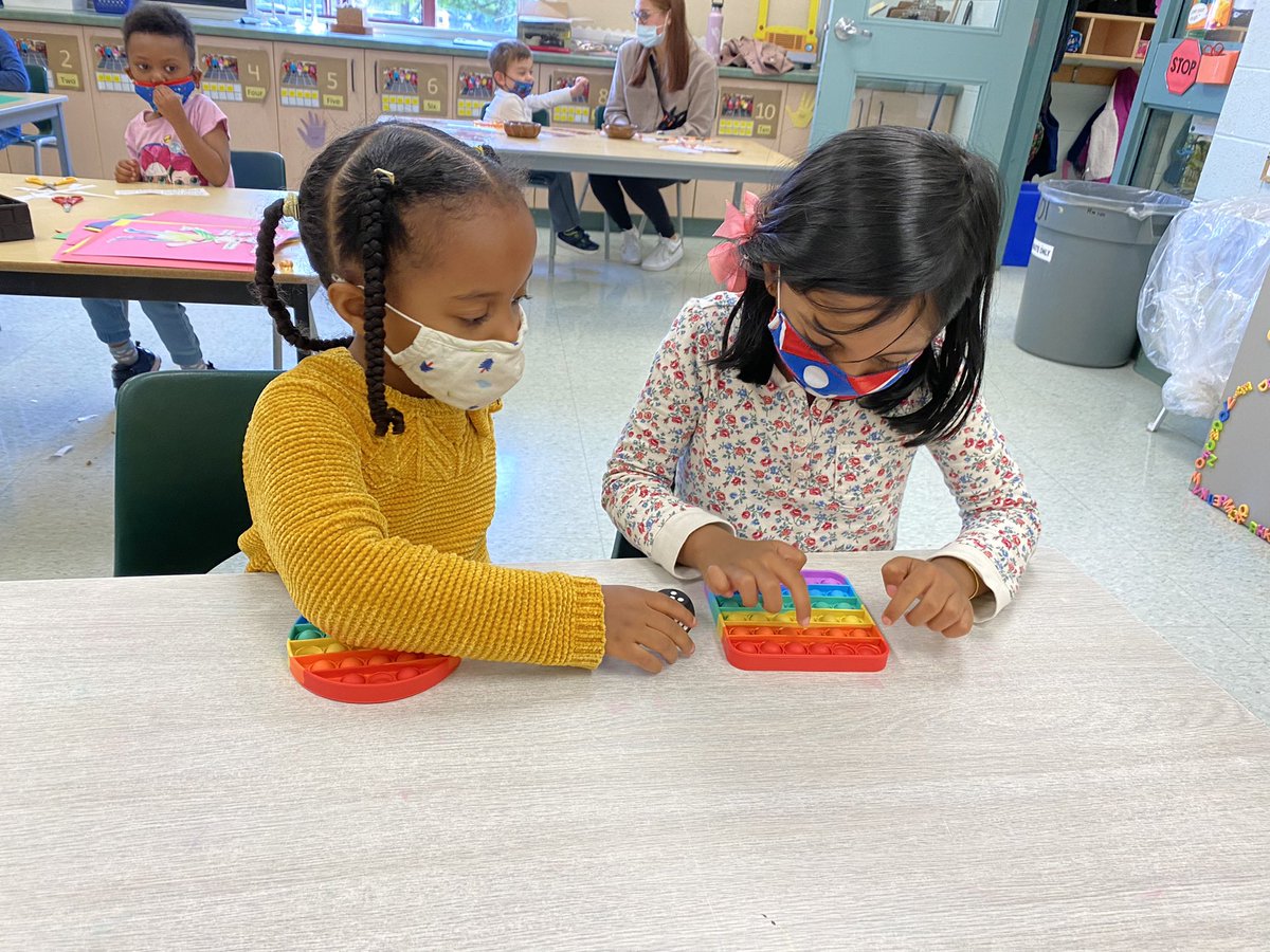 MsMeganMcCann's tweet image. This centre was a huge hit today! Roll the die and pop the number of “poppitz” First person to fill their board wins! @MrsChurchFDK @stpetersaints #HandsOnMath #OneToOneCorrespondence