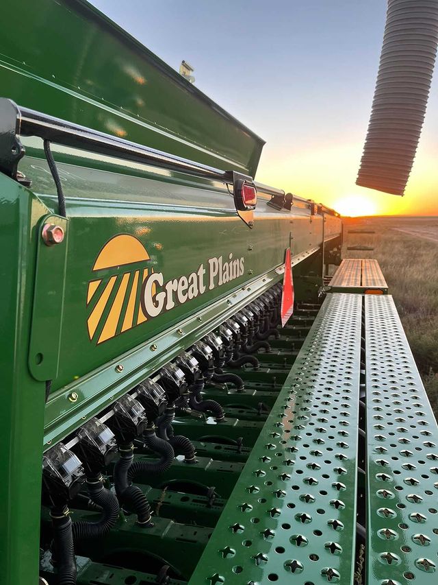 GreatPlains_Ag's tweet photo. Check out this new BD7600 going to work! 

"Got the new drill all hooked up and planting some wheat. 🌾 The hydraulic drive is really a game-changer!" - Franco G., Dalhart, TX

#GreatPlainsAg #HarvestStartsHere #BD7600 #DrillingWheat https://t.co/Ve9R7Eqksa