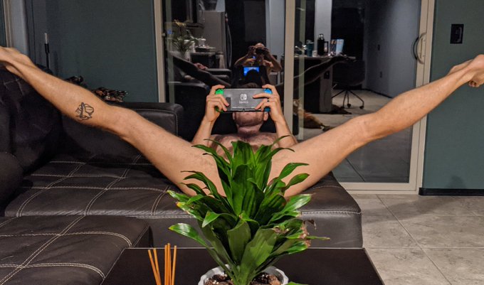 Husband had to take a photo while I was gaming ? #gays #gayhairy #gayotter #gaymer https://t.co/mFfz