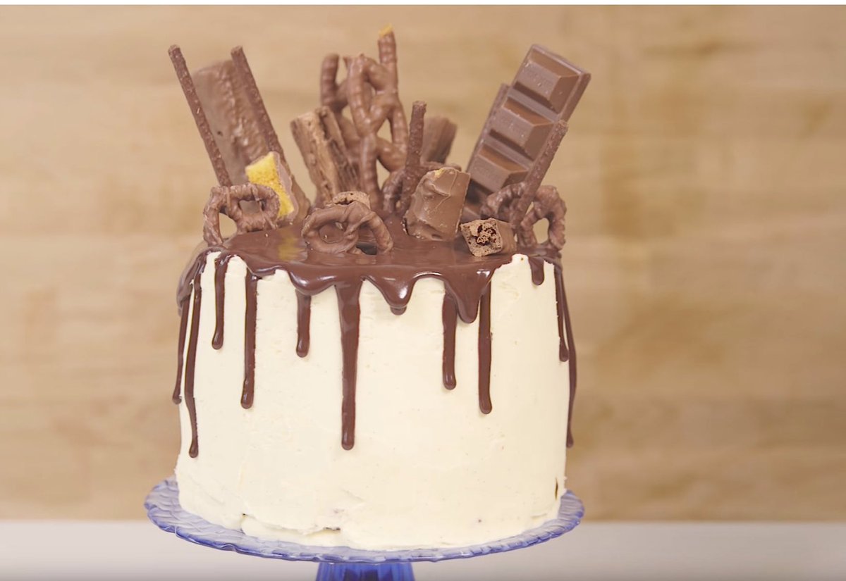 LibrarianOonagh's tweet photo. How it was meant to be going.... how it’s turned out #16thBirthdayDisaster #cakedisaster #bakeoff My daughter is going to be disappointed tomorrow 😢😀 I don’t think cakes are my forte. https://t.co/qscfCnqjco