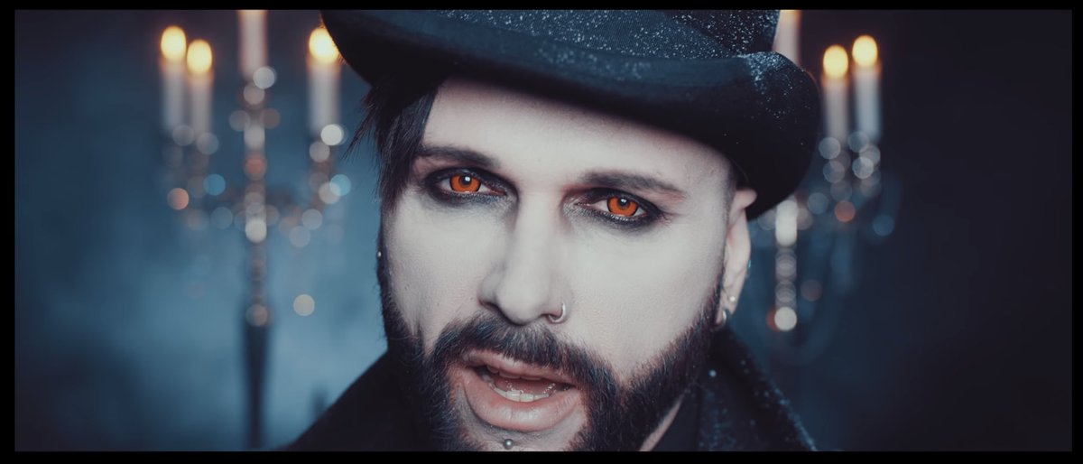 Cinnamonbyte's tweet image. Bring back top hats! 🎩
At least for hot German men!
“Ja!”
#DapperAF #DeroGoi #ChrisHarms #DieKreatur