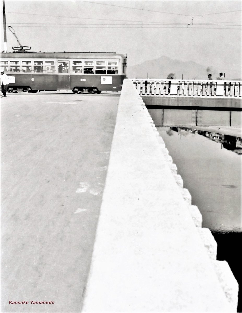 今でも僕は市電を愛する その市電が町から姿を消し そのあとを自動車がガン細胞のように増殖 これでは手術しないと回復しませんというので 今度は町