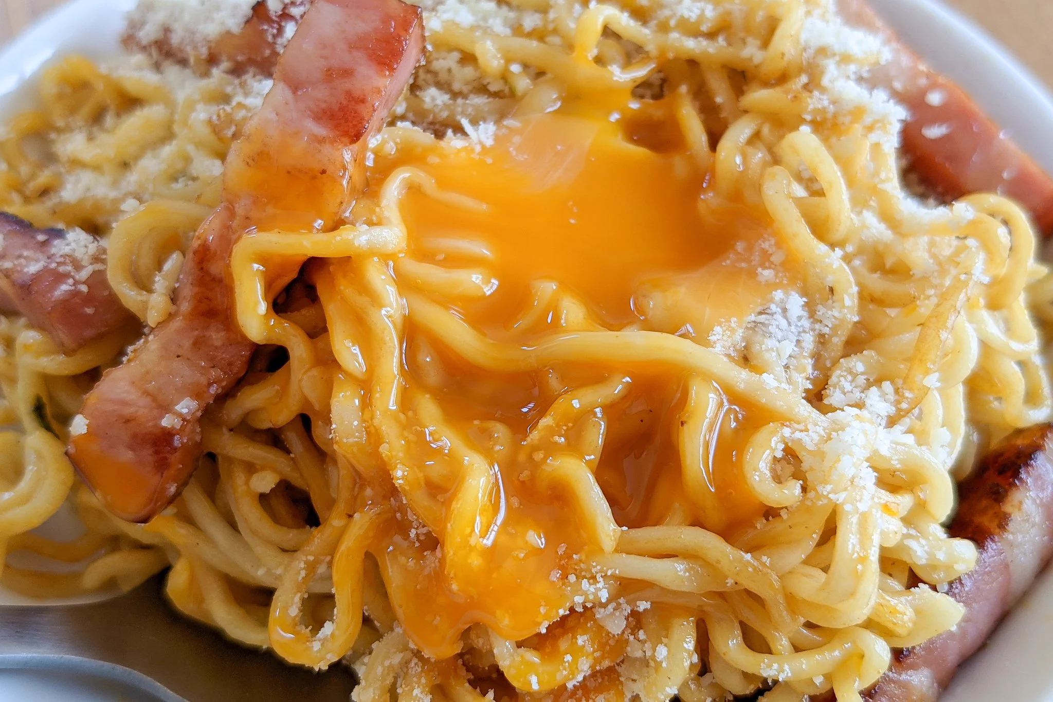 今すぐ真似したくなる！サッポロ一番味噌ラーメンで絶品カルボナーラを作ろう！
