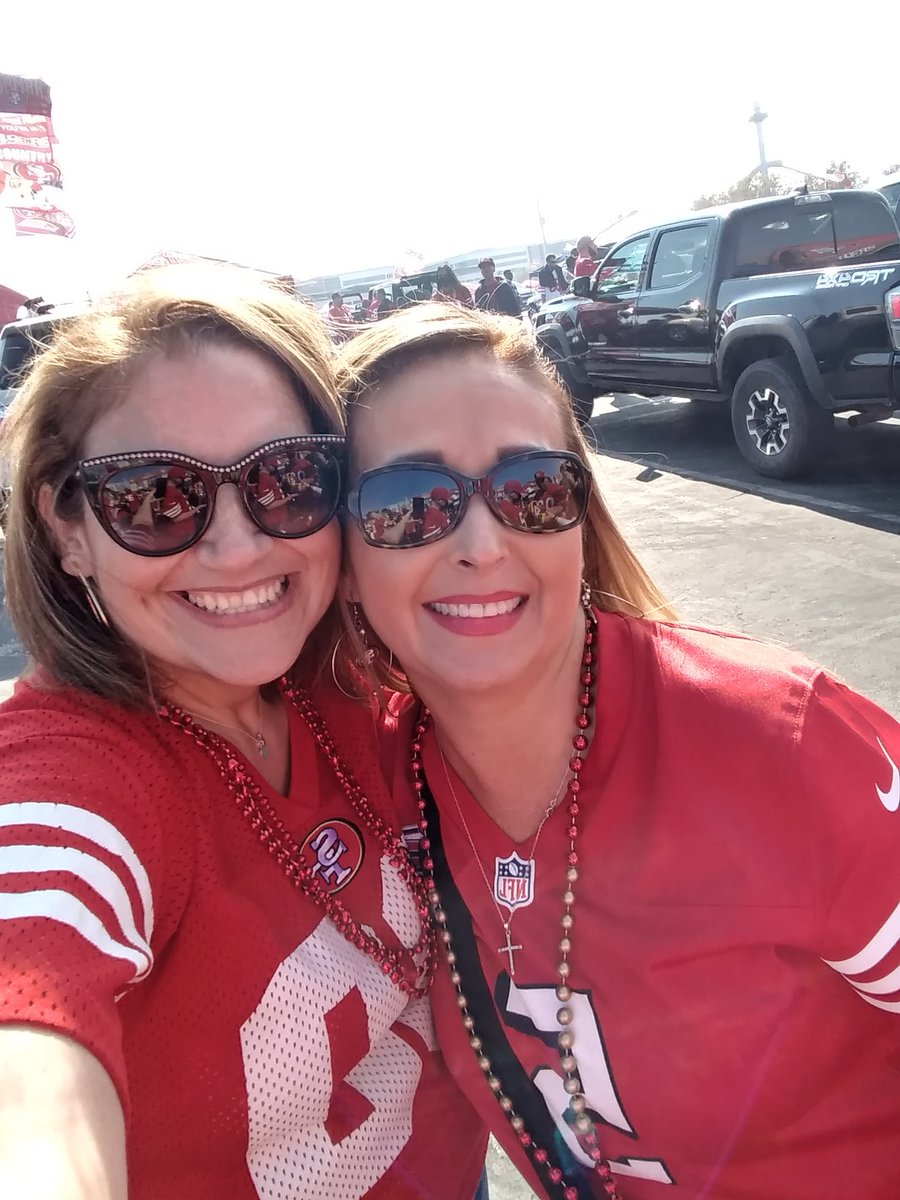 ginareppindabay's tweet photo. I have so many pics to share & need more red bulls for energy. I must've drank 6 this weekend to keep up. #worthit @dabaybaby @GSWBanks @Ninergirl99 @TGruns49ers @KoRnDoGG408 #HomeOpenerWeekend #FTTB #49ersTwitter #photobomb #WinOrLoseWeReppinNiners https://t.co/t4lupjQyA2