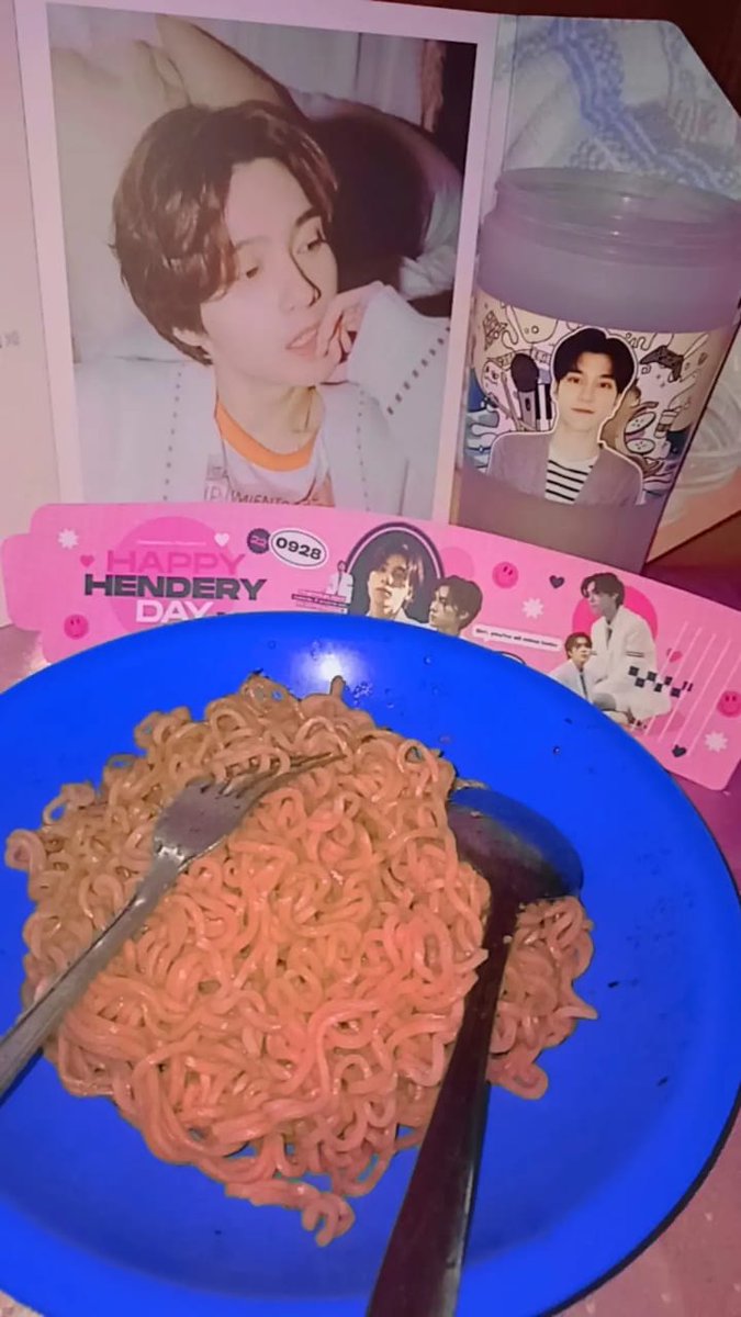 ahengsupremacy's tweet photo. happy birthday hendery sayangg 🥰💖🎂
kamu katanya suka banget indomie yaa? kata yangyang xixixi. dery pengen bangett deh ngirimin km indomie banyak banyak 🥺❤️ 
#DinnerWithWayZenNi 
#HAPPYHENDERYDAY
#CharmingPrinceHenderyDay
#앞으로도_헨드리랑_같은_달을_볼게
@WayV_official https://t.co/07avE3hOcw