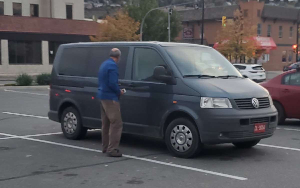 kamloopsian1's tweet image. If your a Westy or Vanagon fan, or just a car person in general, this is something you don&apos;t see every day... VW T5 Transporter 2.5 TDI (with consular plates) #Kamloops #carnerd