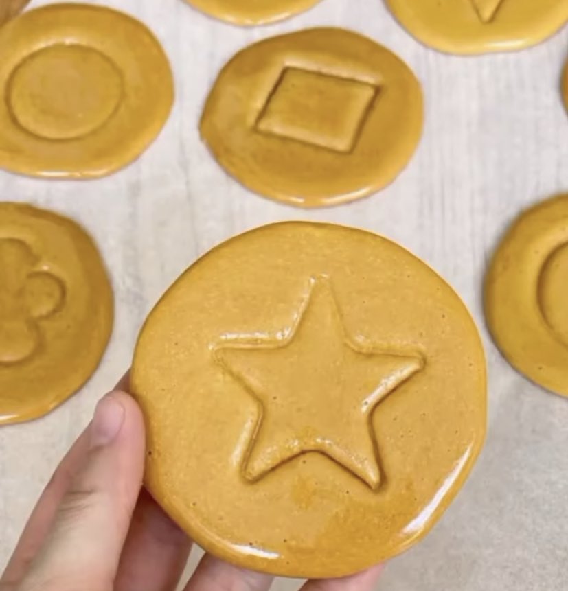 Next kuih raya. Siapa dapat keluarkan bentuk yang perfect, baru dapat duit raya. Defect, patah, pecah, invalid, sila terus ke dapur pergi basuh pinggan ye.