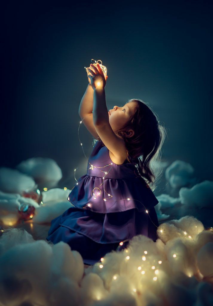 من ضجّة الصُّبْحِ حتى هَدأَةِ الشَّفَقِ
ونحنُ نَلهثُ  بين العَوْمِ والغَرَقِ 

وتصطفينا حَياةٌ جُلُّها كَبَدٌ
لكي  نُقَدِّمَ قُربانًا من القَلَقِ 

فيسكبُ اللهُ نورًا في خواطرِنا
لِنمنحَ الأرضَ تيّارًا من الألَقِ

#مريم_الفلاح
#يخبرني_الصباح