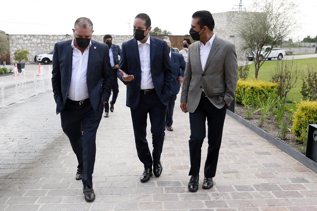 Hoy me reuní con los integrantes de <a href="/CanacoQro/">CANACO Querétaro</a> y San Juan del Río. Les reitero mi reconocimiento por haber dado un paso al frente en tiempos de prueba. Es por su voluntad de trabajo que hoy seguimos avanzando en la recuperación económica y haciendo a #QroOrgulloDeMx.