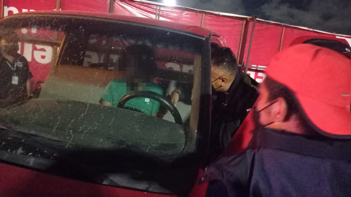 PCSnAndresCH's tweet photo. Esta noche, nuestros paramédicos brindaron atención médica a un masculino de 31 años, debido a un percance vial sobre el Periférico Ecológico. Asimismo, ninguno de los conductores resultó con lesiones de gravedad. #ValoresQueSalvanVidas #ValoresQueHacenGobierno https://t.co/iiXOGXqOMT