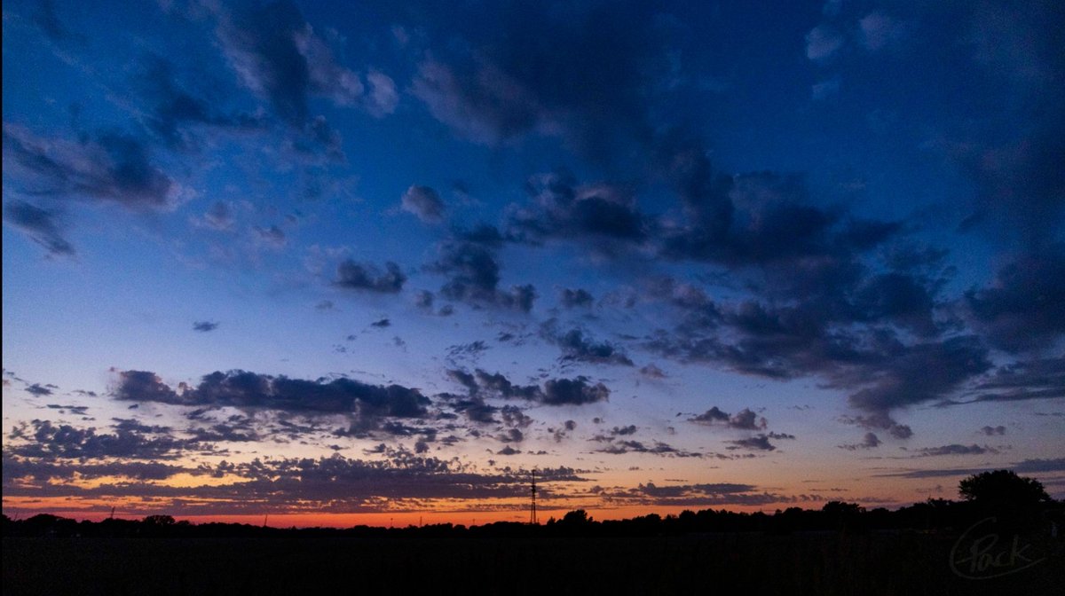 chrispack1986's tweet photo. #Bluehour #Sunset 

#ChrisPackPhoto #wideanglelens #photography #goldenhour #landscape #sky #clouds #cloud https://t.co/8sqk4TVEpN