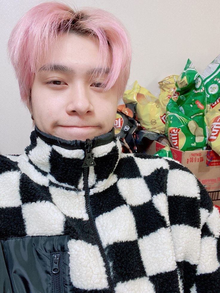 4lucaswong's tweet photo. gapapa dah ketinggalan juga yg penting ikutaan sksks, hendery sering" up indomie di bubble yaa🥲

#DinnerWithWayZenNi
#HAPPYHENDERYDAY
#CharmingPrinceHenderyDay
#앞으로도_헨드리랑_같은_달을_볼게 
#生日快乐0928黄冠亨 @WayV_official https://t.co/qH5bCGz4C2