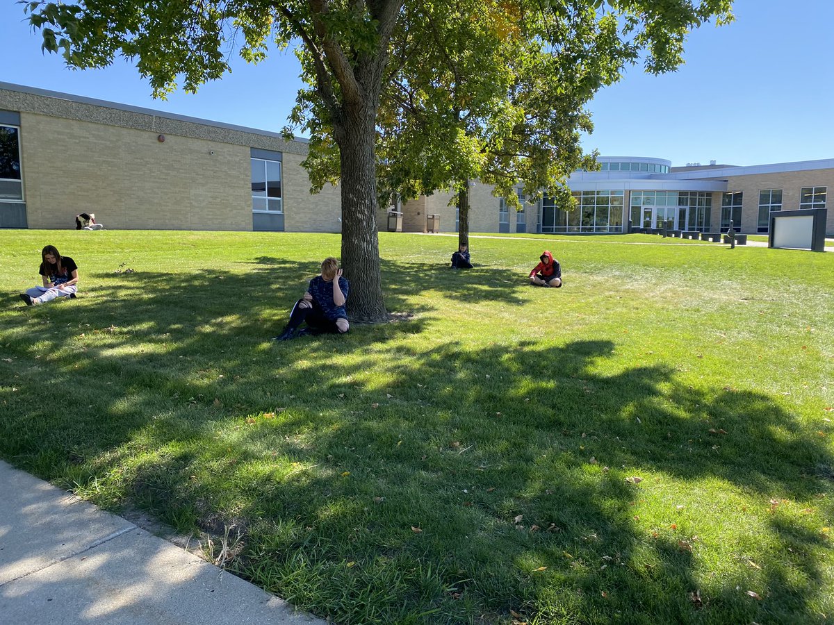 alyssaclaufmann's tweet photo. It was a perfect day to get outside and practice some descriptive writing! Students are getting ready to start drafting their personal narratives—one of my favorite writing projects of the whole year! https://t.co/Uzjs13vcuS