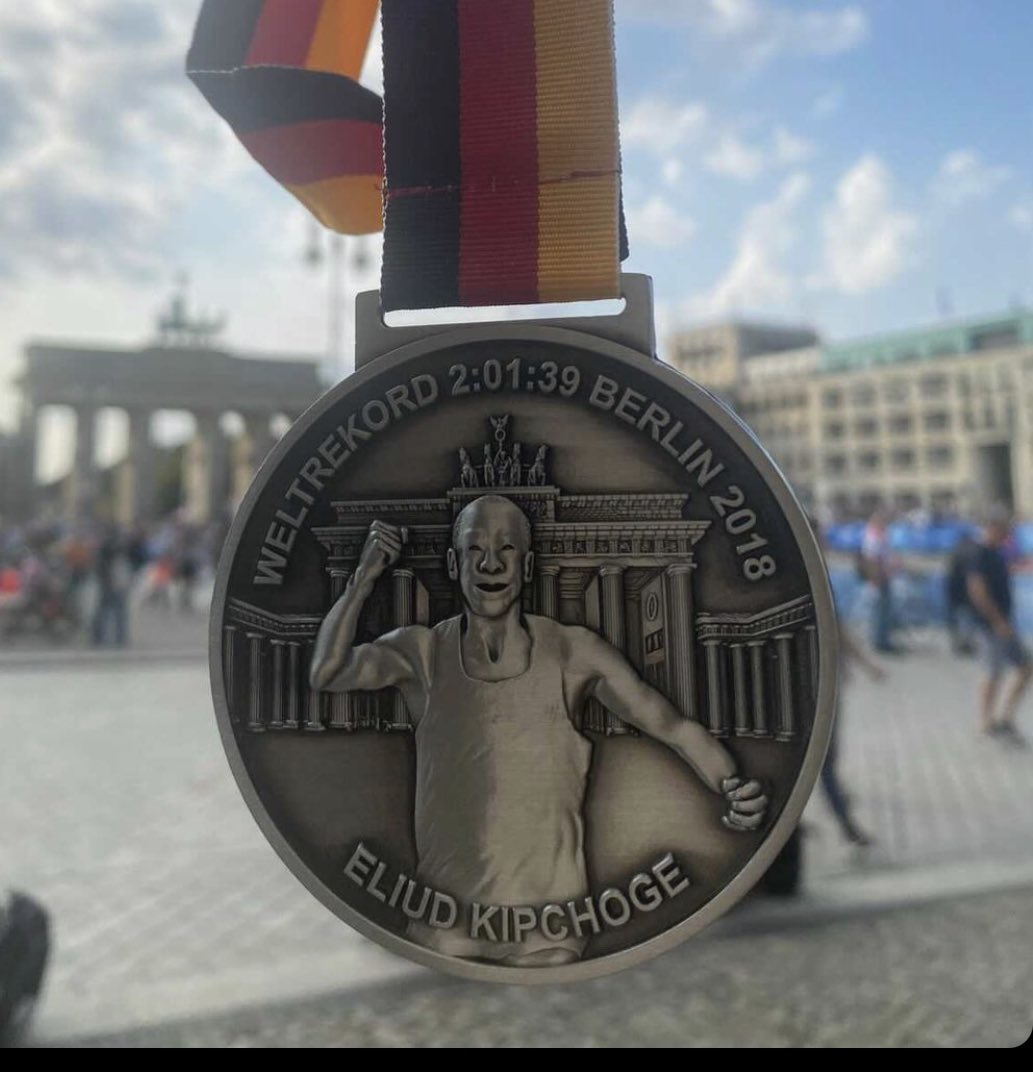 🔥🔥🔥 Les compartimos la medalla del Maratón de Berlín que se realizó el día de ayer y que ostenta la figura de Eliud Kipchoge y su récord mundial de 2:01:39