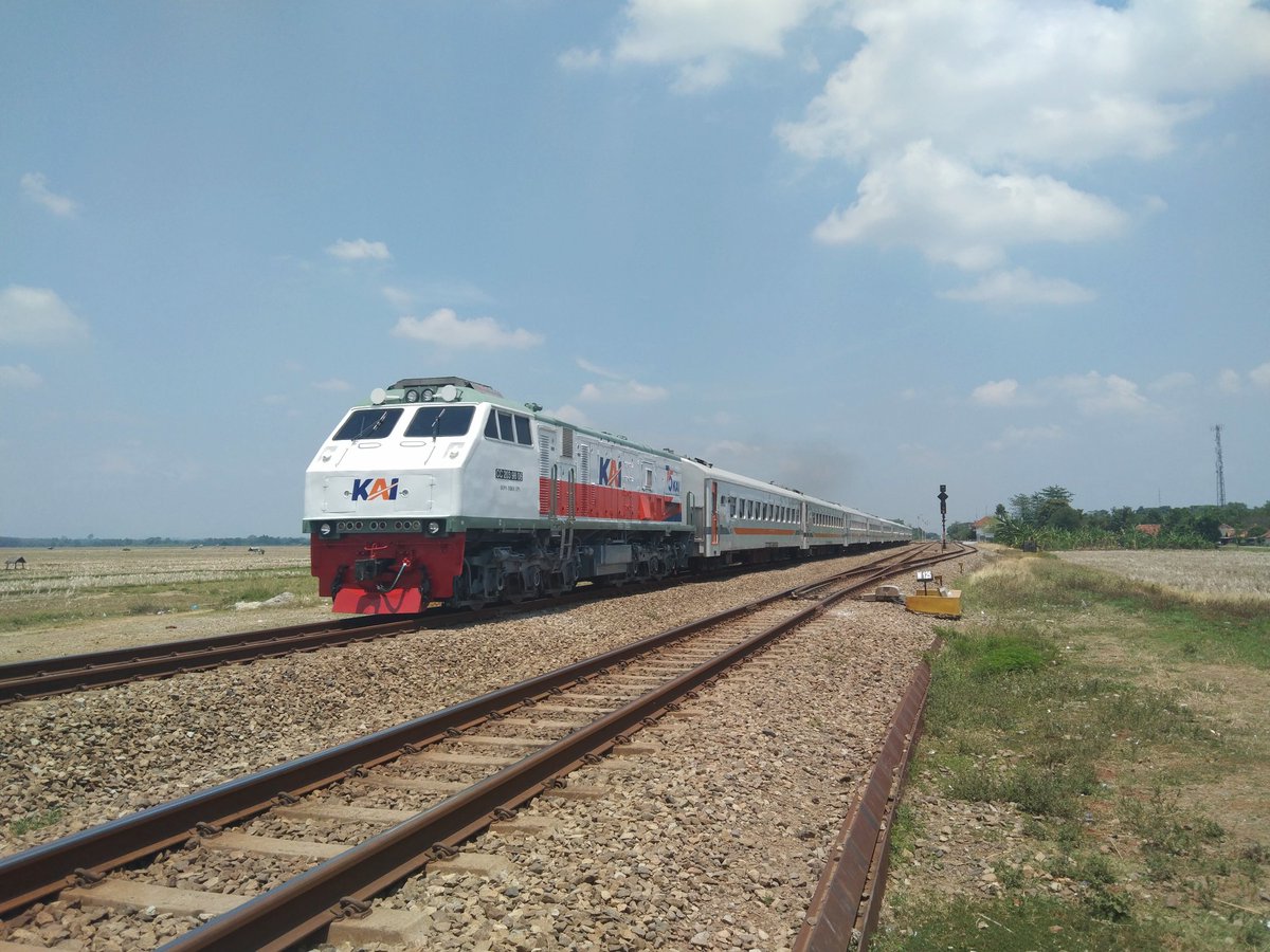 wira1517's tweet photo. Dirgahayu PT Kereta Api Indonesia (Persero) ke 76 tahun telah melayani masyarakat indonesia.
If : K.A 320 Tegal Ekspres (Pasar Senen Jakarta - Tegal).
#KAI76 
#MelayaniLebihCepatDanLebihBaik 
#fotosepur 
@KAI121 
@keretaapikita 
@jurnalrailfans 
@mas_didiek 
@jalur5_ https://t.co/BfCUDKslw9