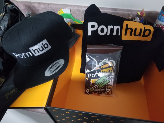 I got some free merch from @Pornhub for reaching 25k sub on their platform. Imma look hot af 😎 https://t<a class="tags" href="/tag/pornhub">@pornhub</a>