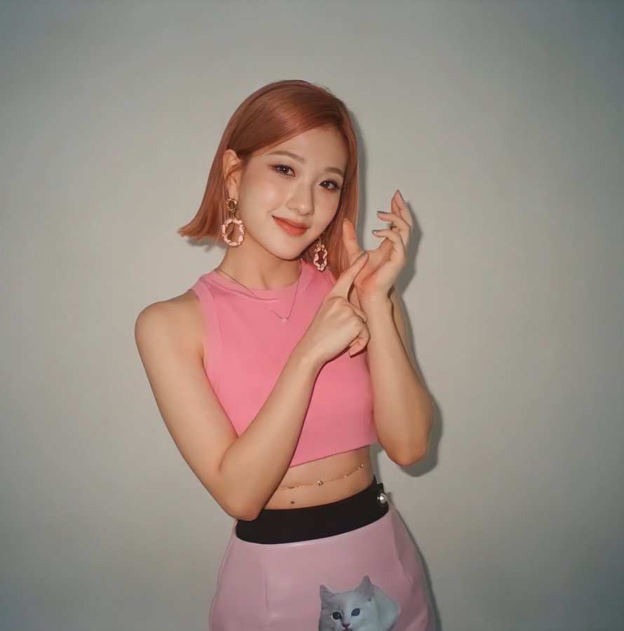 syelon's tweet photo. studi choom was so great, this is the first time for us to record in choom studio since debut, I feel so happy because we can do this like other idols, and we can do more promotions for talk &amp; talk, so more people can hear it. https://t.co/nzGApNvAlt