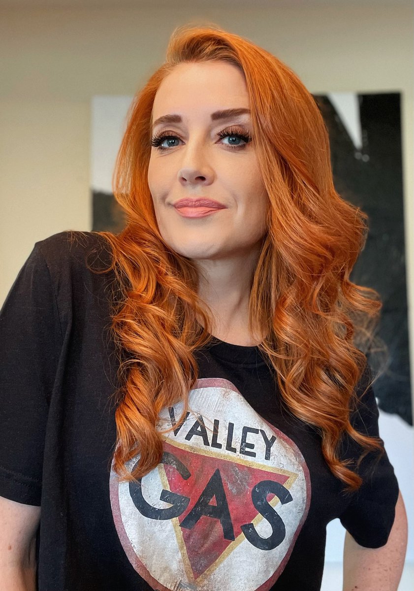 JoNewmarch's tweet photo. Missing Hope Valley today, so I wore my T-shirt…💋
#wcth #hearties #flomo #mollysullivan #valleygas @hallmarkchannel @SCHeartHome @WCTH_TV https://t.co/clpNxFg0CK