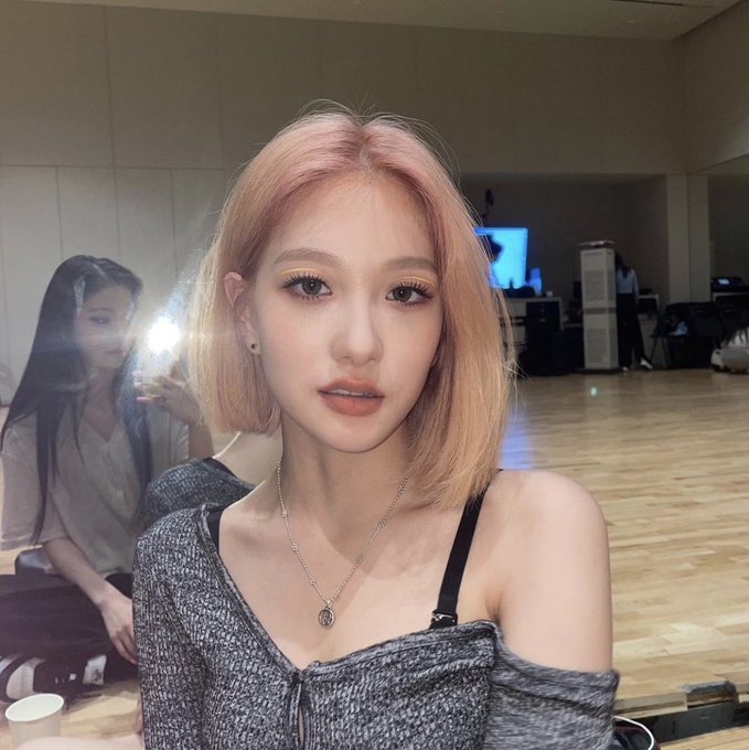 syelon's tweet photo. I took a photo in the practice room, did you see our squirrel in the back?, we were hanging out together in the practice room and joking together it was so much fun!, its make me feel so good. https://t.co/zGVWW7TcRE