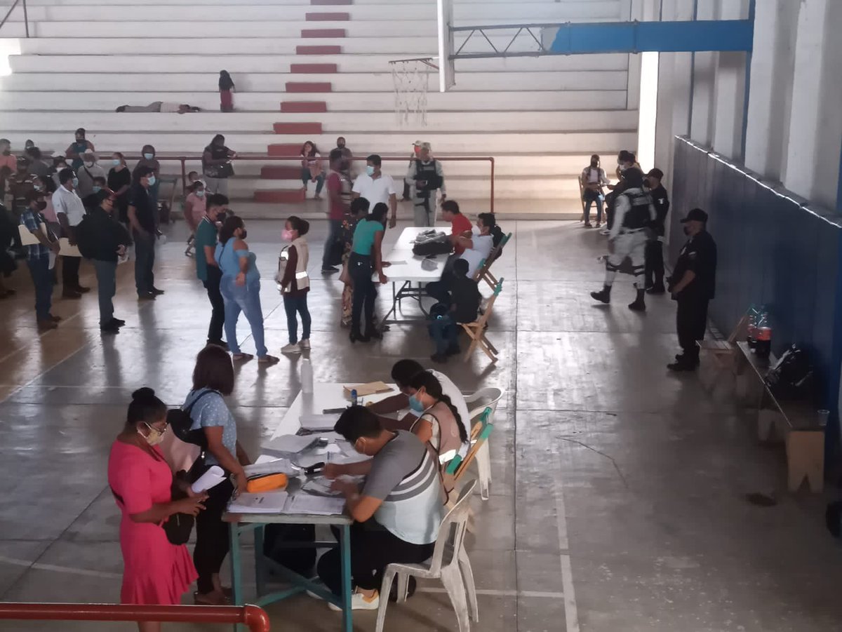 AMapastepec's tweet photo. Brindamos acompañamiento a los Servidores de la Nación para la entrega de las pensiones Bienestar, que beneficia a personas adultas mayores y personas con discapacidad de Mapastepec. https://t.co/0tGGDLm39z