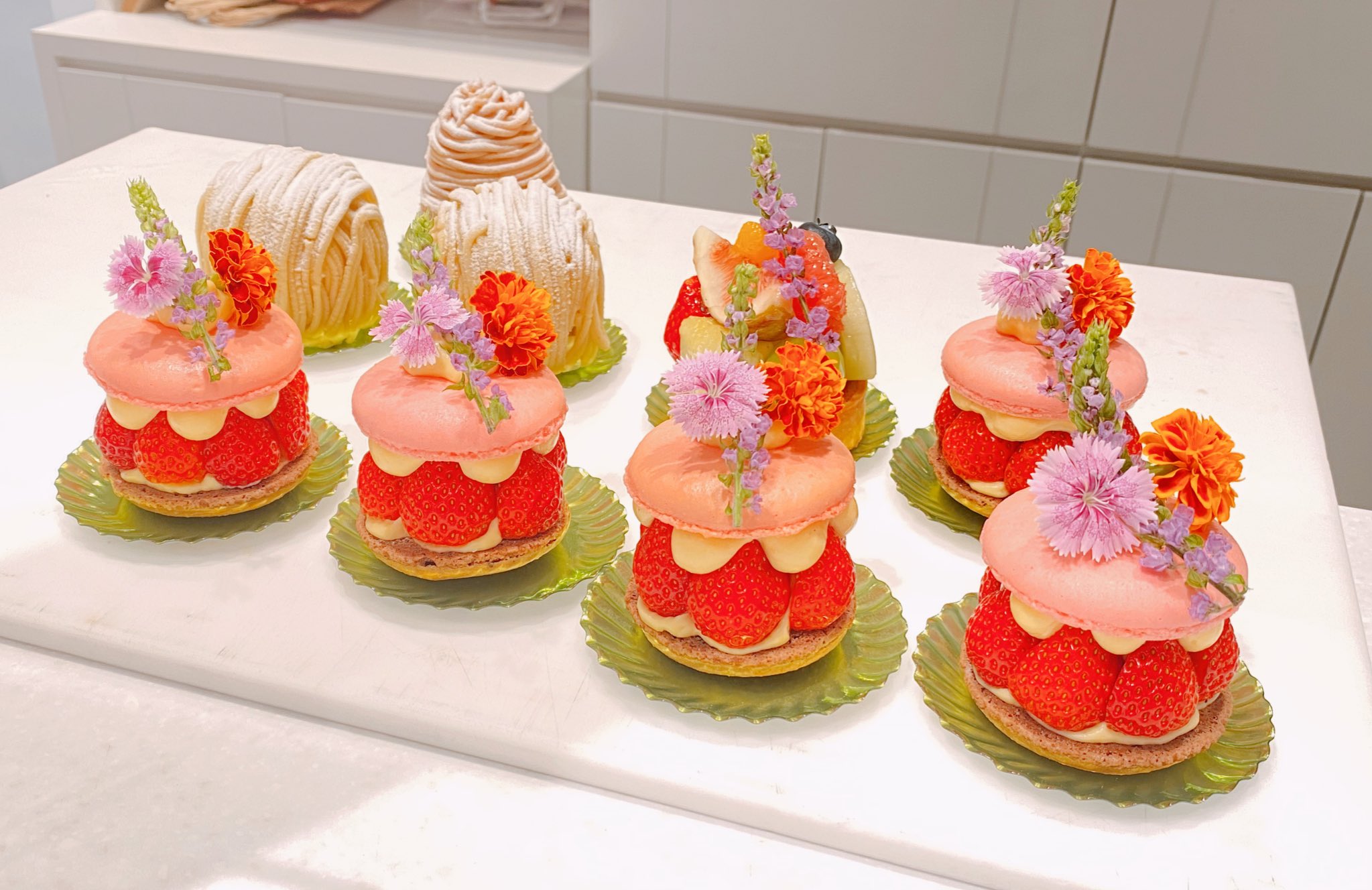 Season Co おはようございます 本日も 可愛いスイーツご用意してます コラボメニューのマカロン ケーキが並ぶと華やかで可愛いですね 梅田カフェ スイーツ T Co 74xvbkloen Twitter