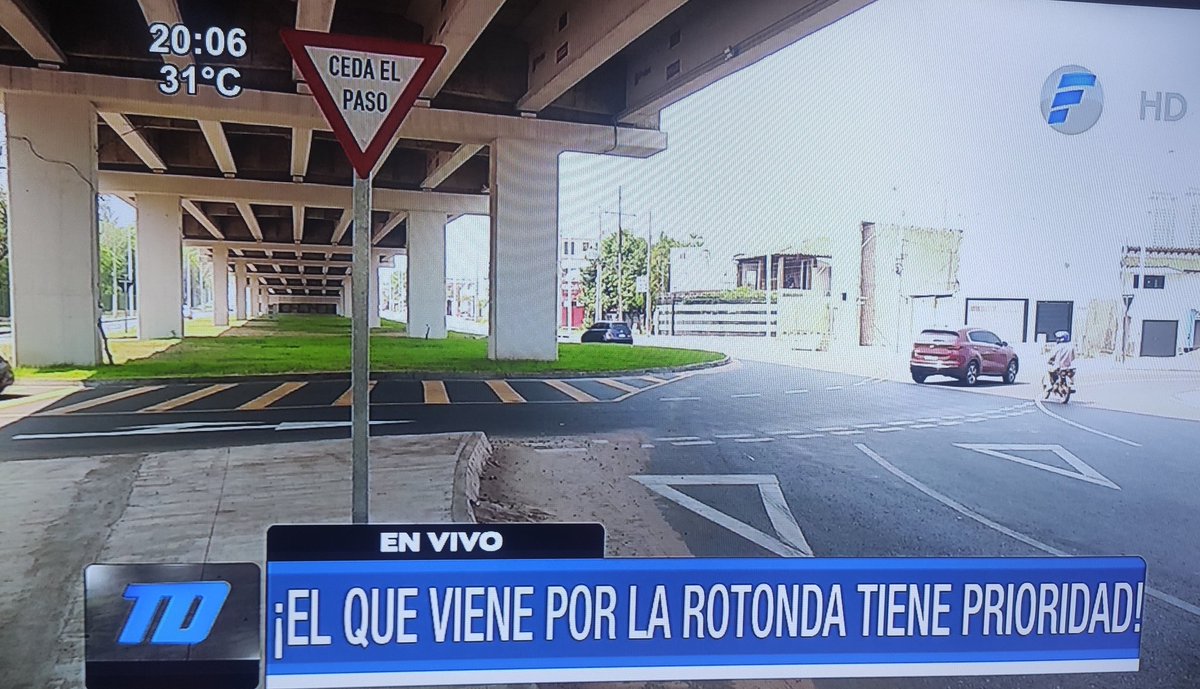 jfergo86's tweet photo. "Hay muchos accidentes en el corredor del Botánico porque la gente no sabe quién tiene preferencia"

No hay duda que los registros se regalan, no leen el cartel de CEDA EL PASO antes de la rotonda o se hacen los prepotentes, para algo está ahí ese cartel. https://t.co/bSAFtKdKGa
