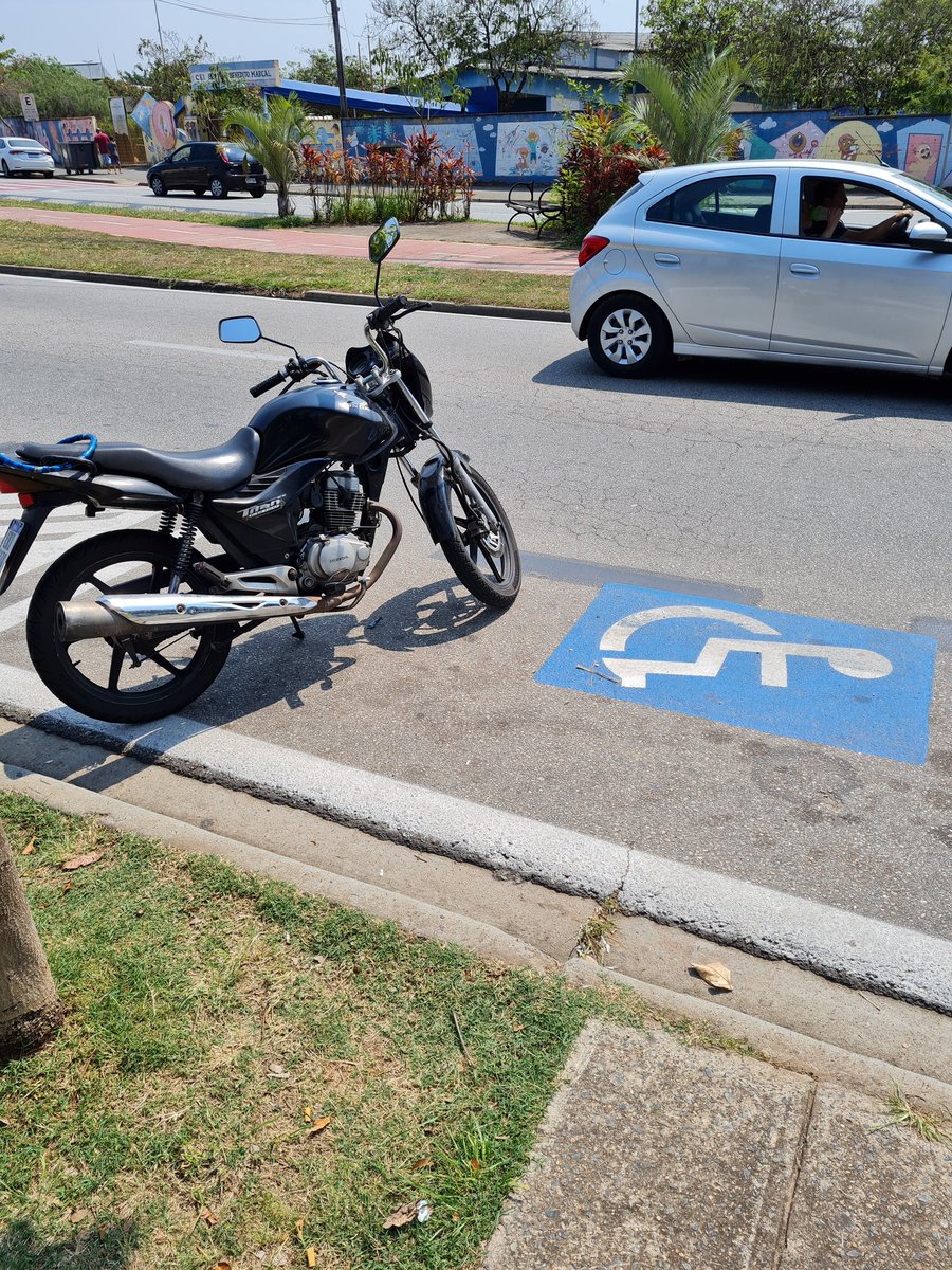 20_deabril's tweet photo. Até faria sentido 

(O mais engraçado foi o dono da moto me seguindo para tirar satisfação) https://t.co/diXyvElXms
