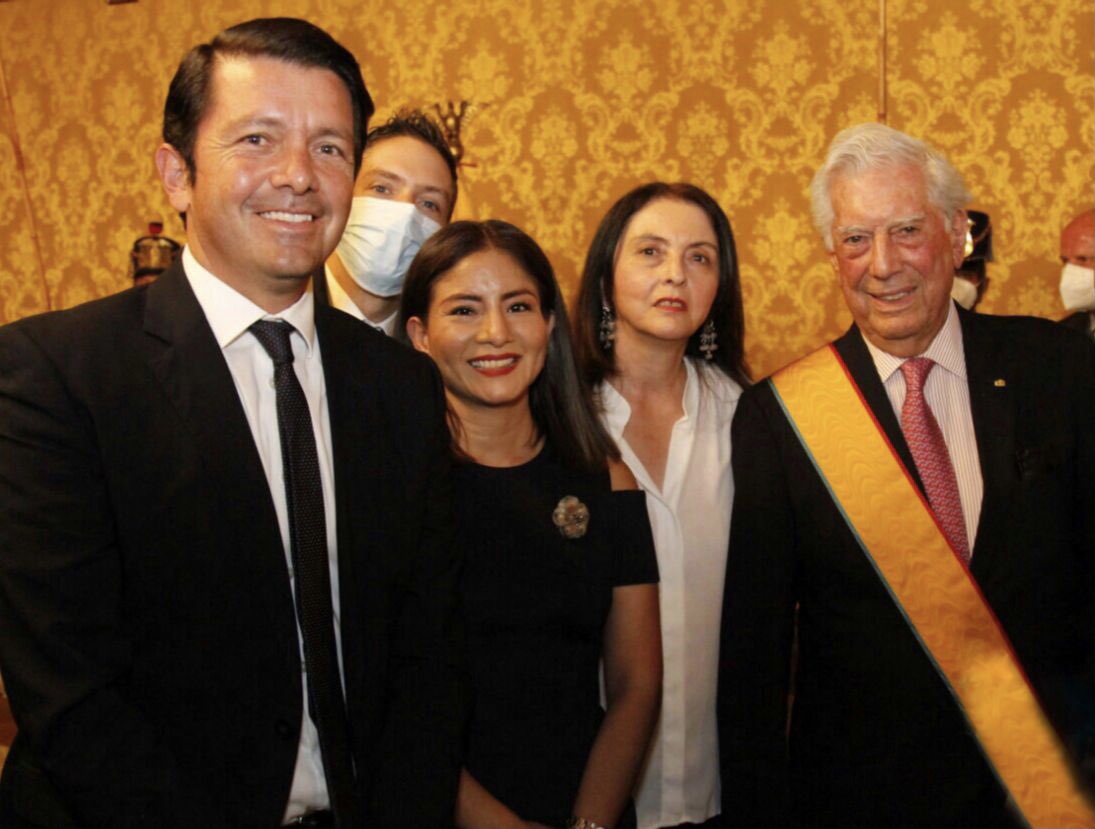 panchojimenezs's tweet photo. Estuvimos en la ceremonia de Condecoración de la Orden Nacional “Al Mérito” en el Grado de Gran Cruz al notable escritor #MarioVargasLlosa con la presencia del Presidente @LassoGuillermo 🇪🇨💪🏼💪🏾 https://t.co/YKNFEjGipb