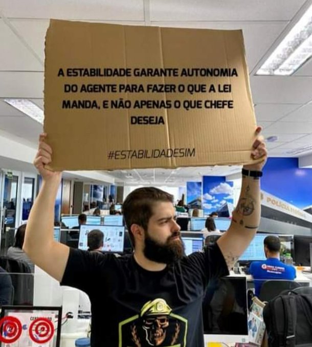Concurseiro32's tweet photo. Tem cursinho que luta contra a PEC 32, mas outros torcem para que seja aprovada. É desonestidade ou cegueira eleitoreira desse pessoal? #PEC32ContraoBrasil @gran_online @EstratConcursos @AlfaConCP https://t.co/h54sJMpGKy