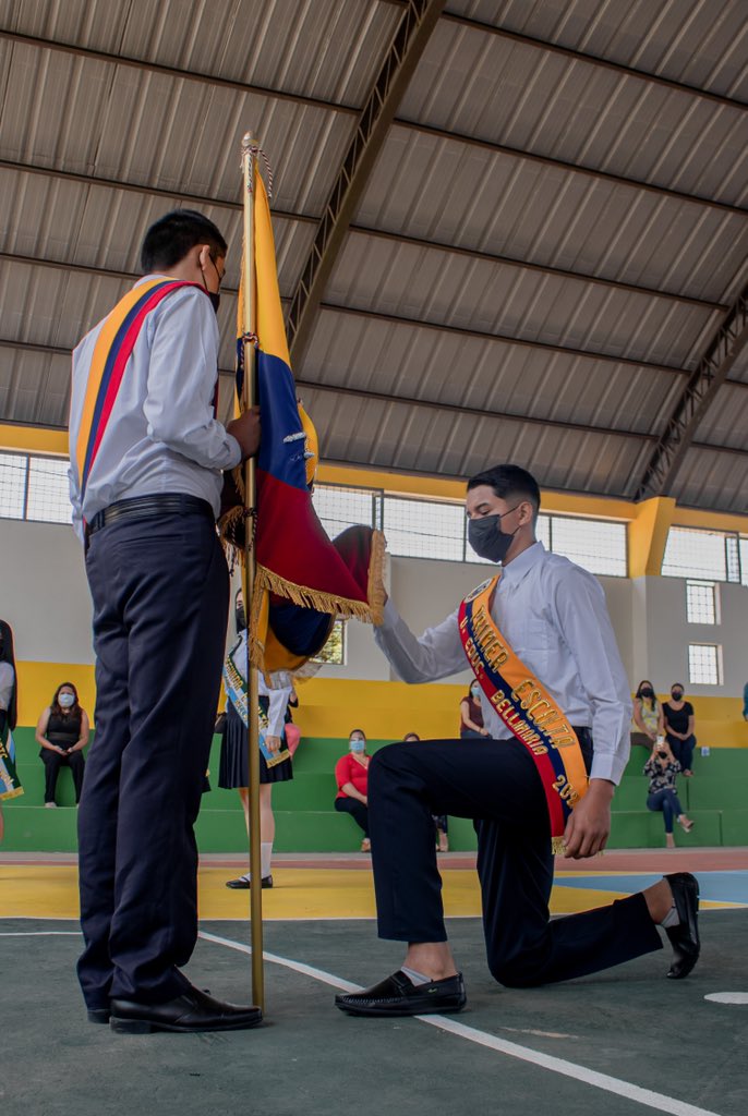 PatyJudithC's tweet photo. Dentro de un marco de civismo los estudiantes de la Unidad Educativa Bellamaría juraron la Bandera Nacional, emblema que representa la historia de cada uno de los ecuatorianos. Felicitaciones a toda la comunidad educativa. #JuramentoBanderaEc https://t.co/DgXQZDRsRp