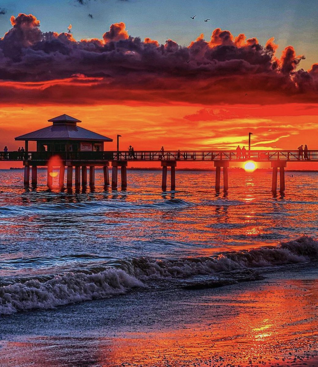 FLORIDA SUNSET! 🌤🔥
Sky on fire in this beautiful shot along Fort Myers Beach. Credit: @WINKNews viewer Craig Gotschall <a href="/spann/">James Spann</a> @stormhour