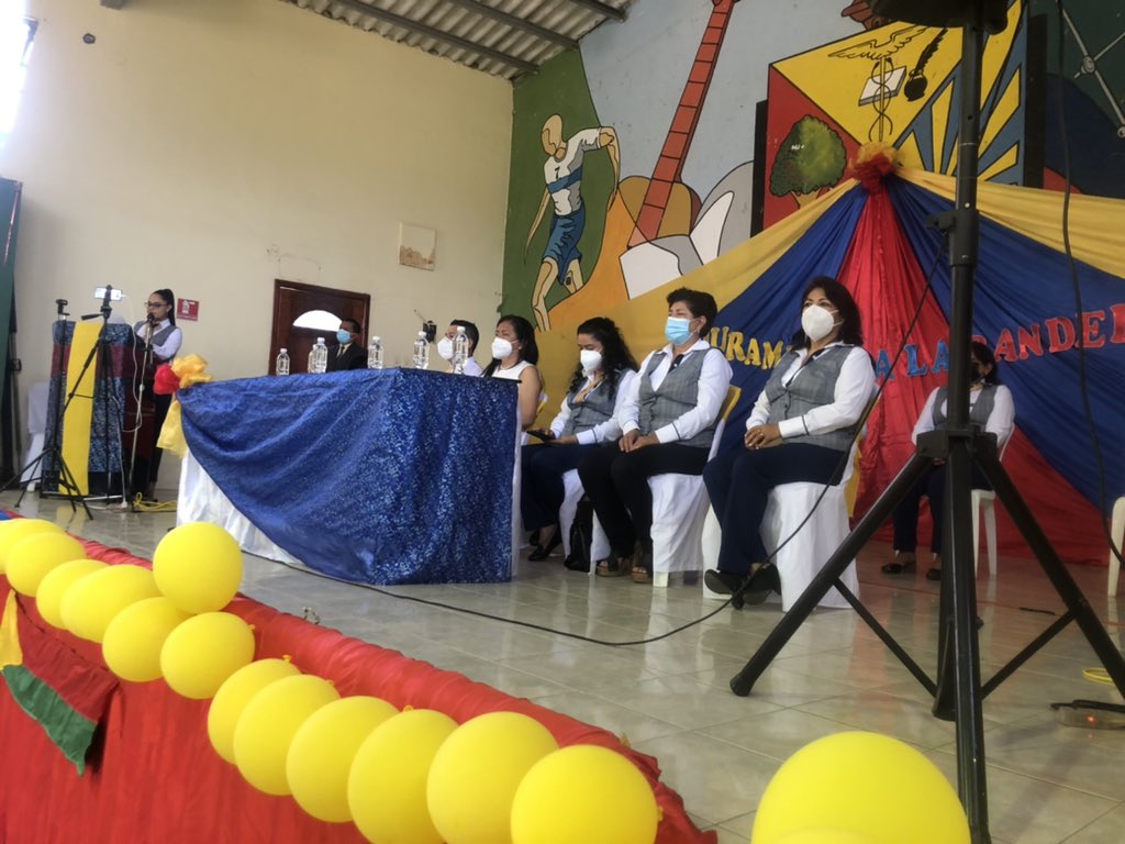 TaniaAlvarezSol's tweet photo. HOY ceremonia de proclamación de abanderados, portaestandartes, escoltas y juramento colectivo de estudiantes de 3ero bachillerato en IE Distrito 11D07 MSE #JuramentoBanderaEc. #JuntosLoLogramos @mariabrownp @sebsalnic @camiloaep https://t.co/RW6T7blYHB
