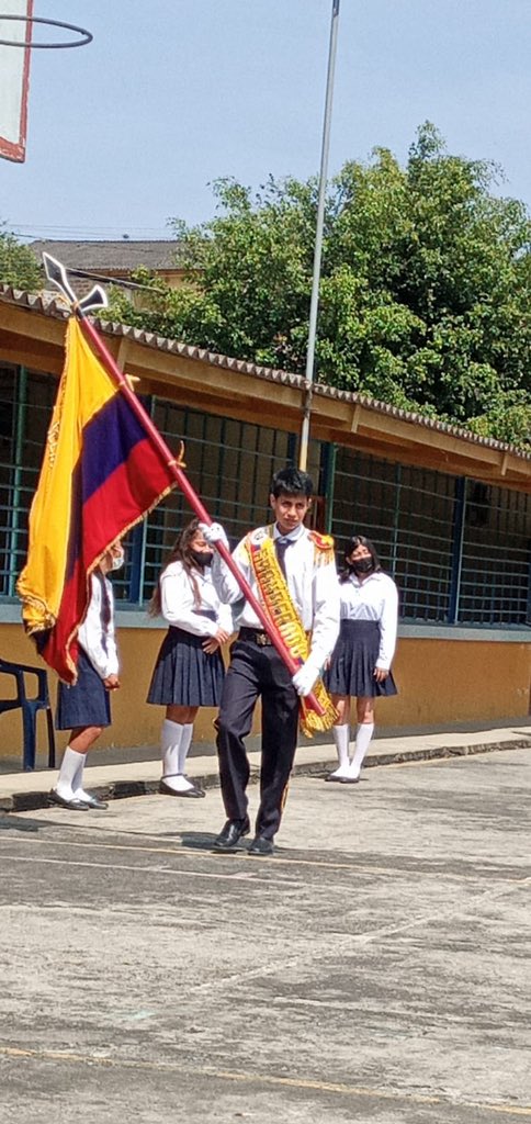 HOY ceremonia de proclamación de abanderados, portaestandartes, escoltas y juramento colectivo de estudiantes de 3ero bachillerato en IE Distrito 11D07 MSE #JuramentoBanderaEc. #JuntosLoLogramos <a href="/mariabrownp/">María Brown Pérez</a> <a href="/sebsalnic/">Sebastián Salazar N</a> <a href="/camiloaep/">Camilo Espinosa</a>