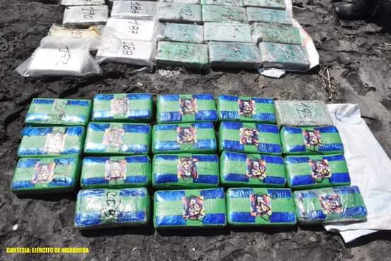#FuerzaDeUnPuebloQueVence 
#VacunandonosPuebloQueVence 
#Nicaragua 
#2021SoberaniaEnMiTierra 
El Ejército de Nicaragua a través del Distrito Naval Pacífico, en el municipio de Tola,  incautó lancha sin nombre y sin matrícula, con 11 bultos que contenían  211 paquetes de cocaína.