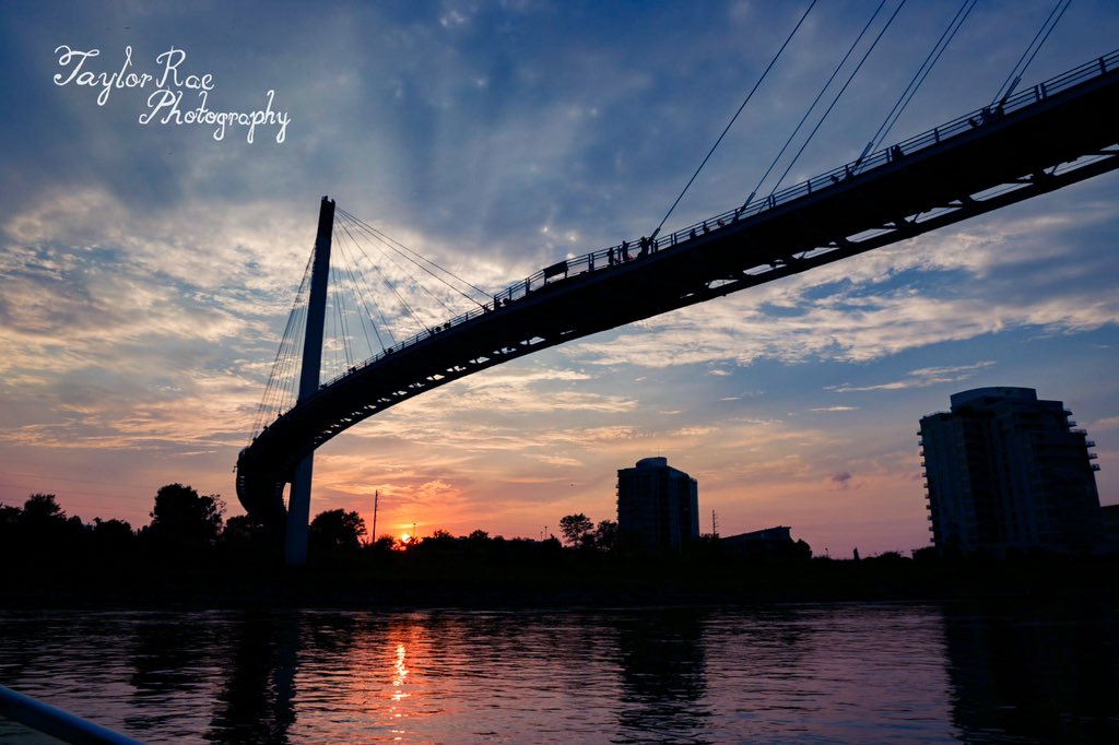 TayRayPhotos's tweet photo. Bridge sunsets and summer skies 🌉🌆 https://t.co/5q9Jfqi8lK