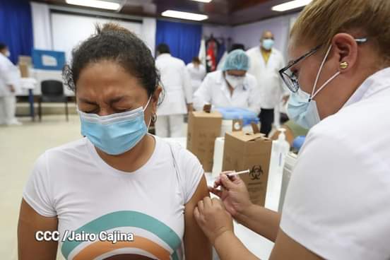 UnUt04's tweet photo. #FuerzaDeUnPuebloQueVence 
#VacunandonosPuebloQueVence 
#Nicaragua 

Continúa la vacunación voluntaria contra la Covid 19 a la población mayor de 30 años contra la Covid-19 en Nicaragua. Esta vez las familias llegaron desde temprano al hospital Lenin Fonseca  .Managua https://t.co/wIXWX3HWnE