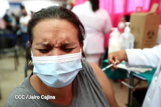 #FuerzaDeUnPuebloQueVence 
#VacunandonosPuebloQueVence 
#Nicaragua 

Continúa la vacunación voluntaria contra la Covid 19 a la población mayor de 30 años contra la Covid-19 en Nicaragua. Esta vez las familias llegaron desde temprano al hospital Lenin Fonseca  .Managua