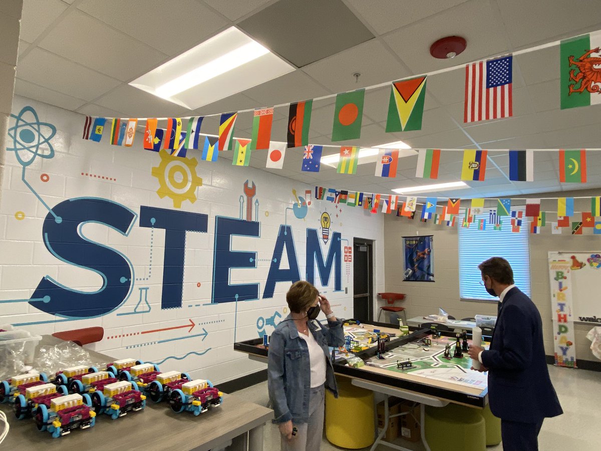 egmackey's tweet photo. Art in the Dark — one of the many innovative ways teachers at Little Ridge Intermediate School are engaging students.  Glad I was able to tour the new school during my visit to Fort Payne today. #WeTeachAlabama #AlabamaAchieves https://t.co/o6xQZX4hA4
