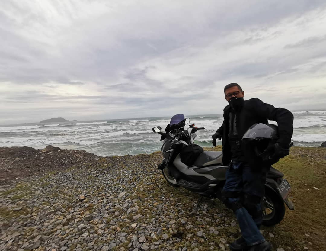 Saat menuju Banda Aceh dari Tapak Tuan (via Meulaboh) berjarak 435 km, temui pemandangan indah di Geurutee, Aceh Jaya, sekitar 68 km jelang Banda Aceh. 

Rehat sesaat, nikmati alam indah sambil pose melepas penat, sungguh jadi penguat dan penambah semangaaatt..