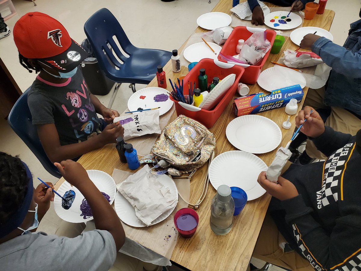 Had the privilege of hanging out in art today. Ss were making paper mache bags. So cool! Thanks for having me <a href="/AtwoodArtSlater/">Mr. Atwood at Slater!</a> 💪🏾 <a href="/SlaterPBSA/">T.H. Slater Elementary School</a>