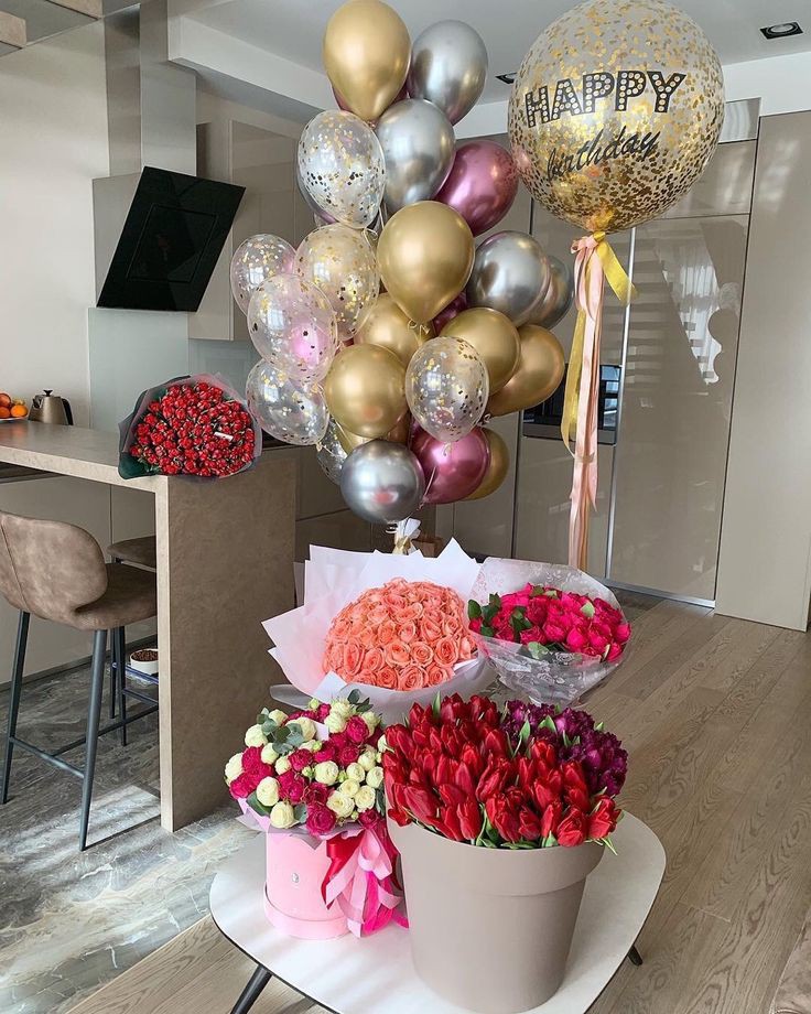 Septiembre 15 ° ° °  {{🎂}}

—Publica en sus redes fotos del pastel y la comida que <a href="/ChemicxlChaos/">Robyn Rose</a>, los mellizos y <a href="/YoomeeLR/">Yoomee</a> le dieron en su cumpleaños, días atrás, cuando se reunieron con la familia (padres y hermanos de Félix) para pasar su día juntos.—