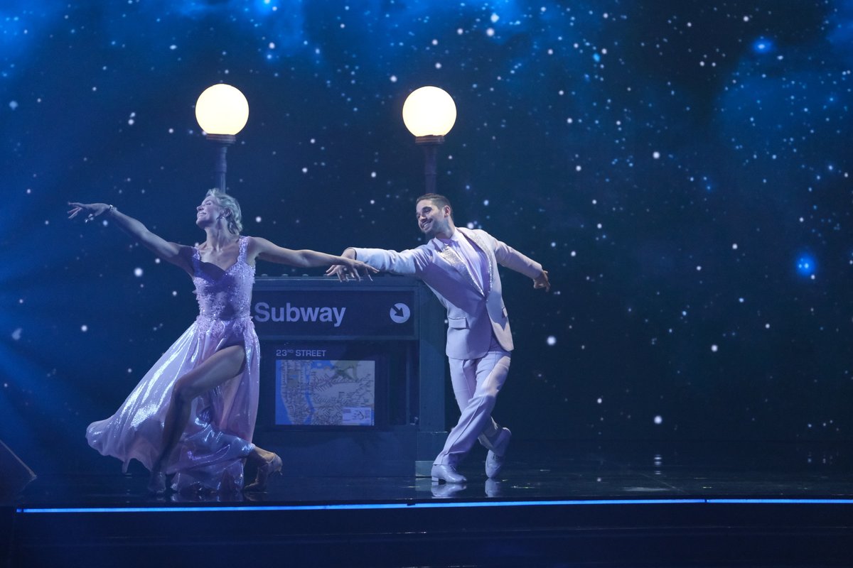 Were we dreaming? ☁️ What an absolutely 💫𝓌𝑜𝓃𝒹𝑒𝓇𝒻𝓊𝓁💫 Foxtrot from Amanda! #DWTS
